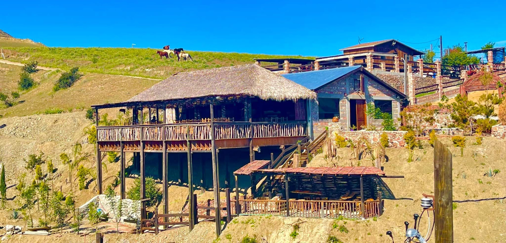 Vista del Rancho 21 Restaurant al atardecer en el Cañón Rosarito