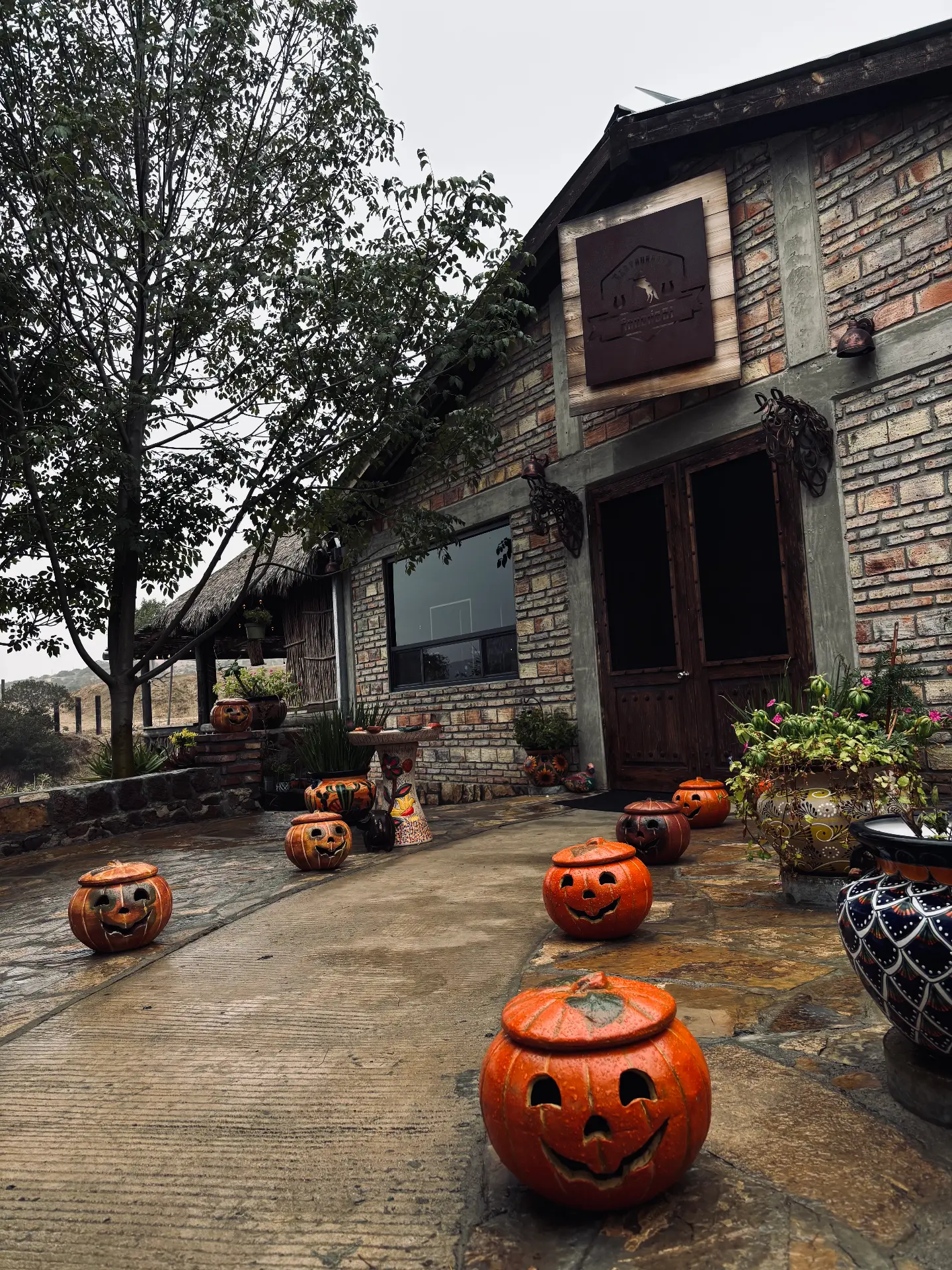 Fachada de Rancho 21 decorada con calabazas de barro