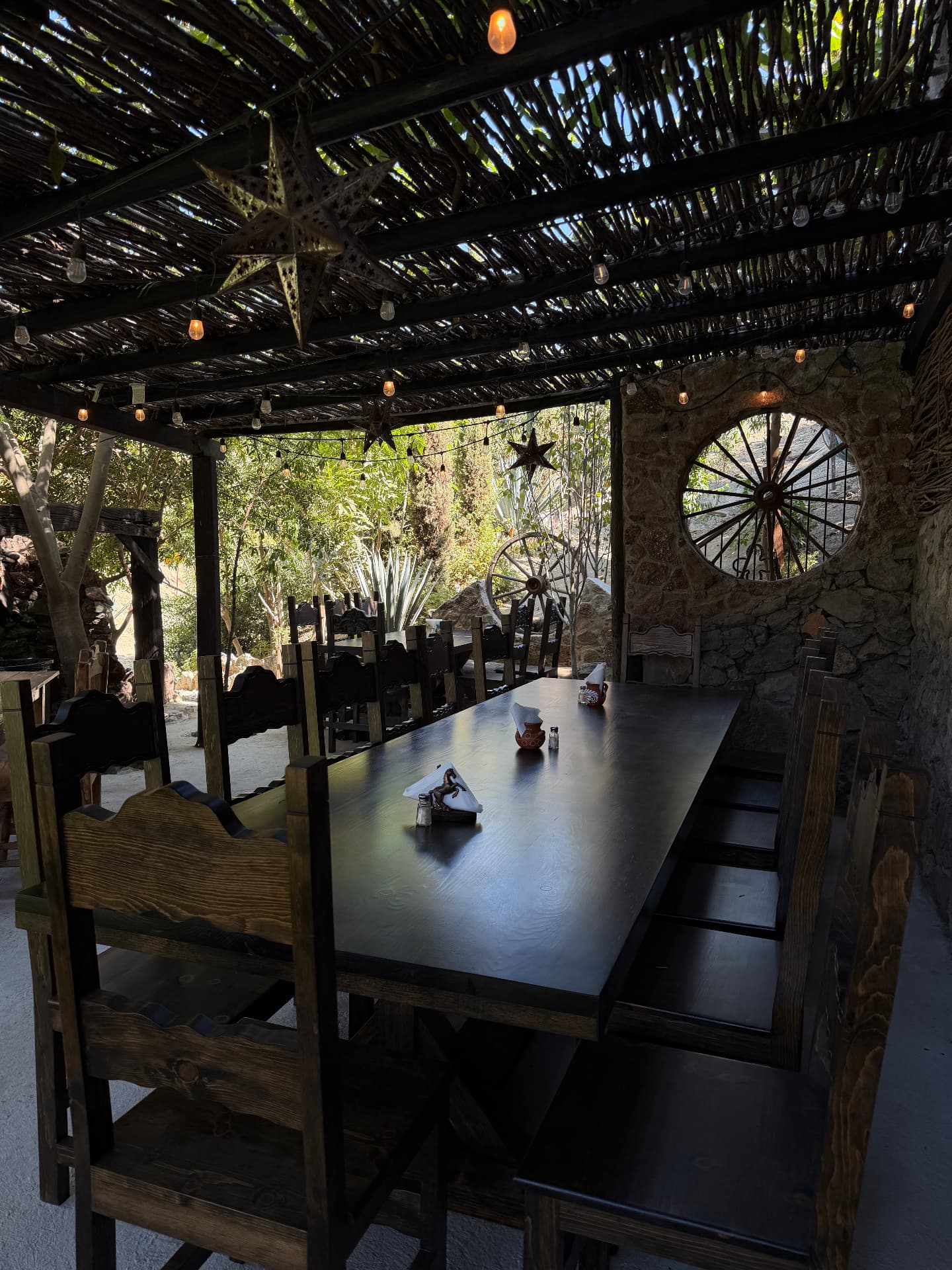 Mesa larga bajo la palapa de Rancho 21