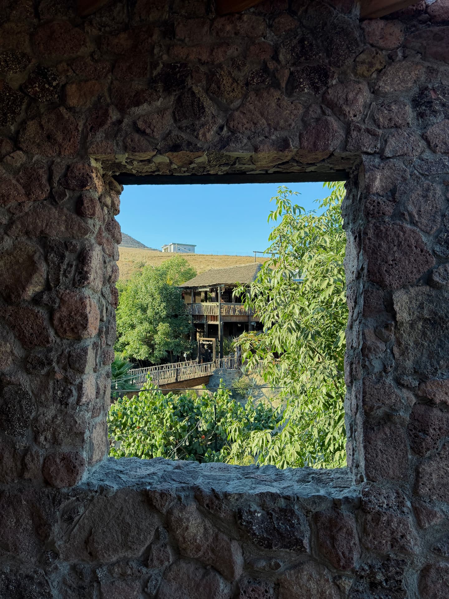 Vista del restaurante a través de una ventana de piedra