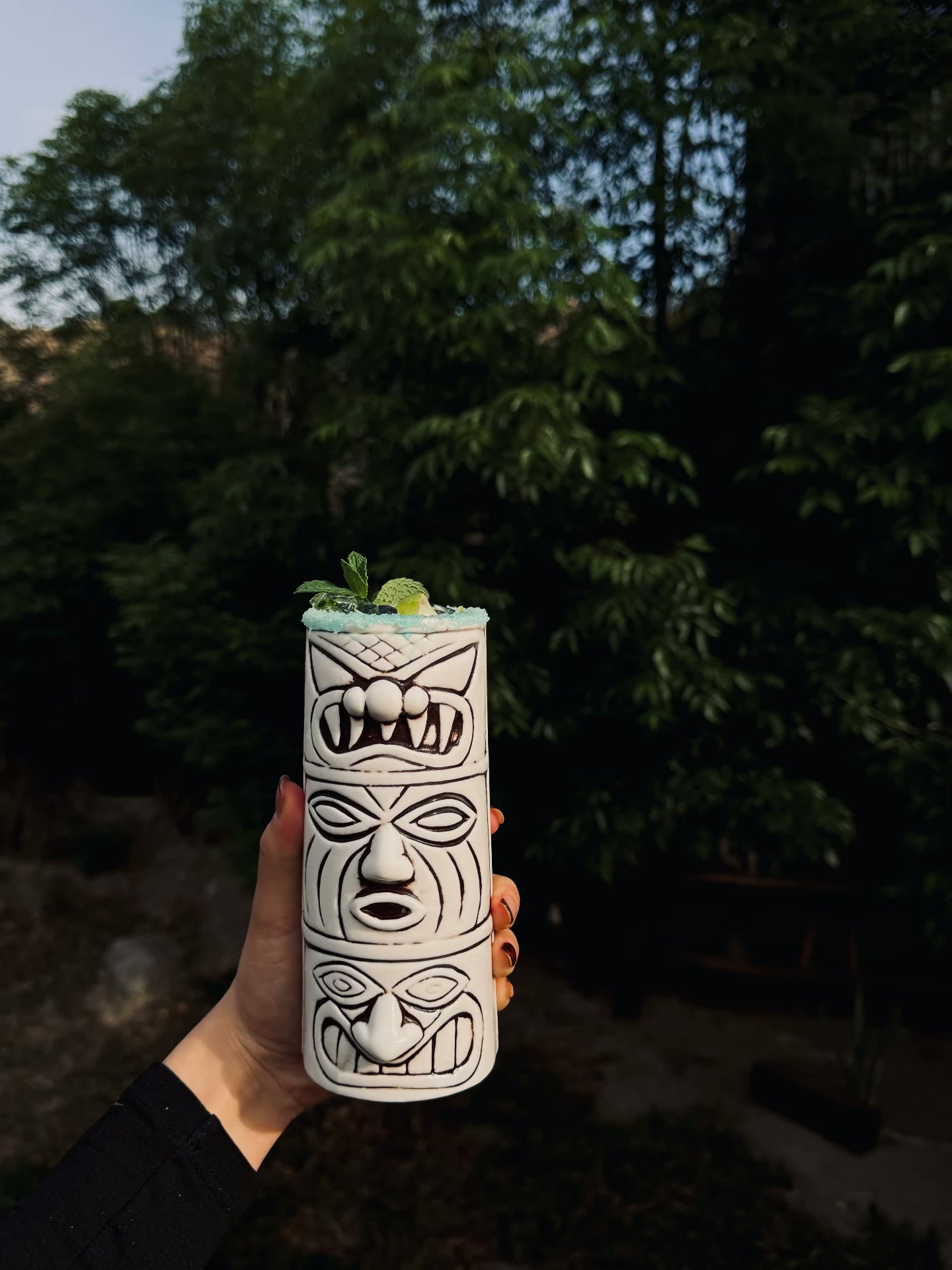 Coctel servido en vaso tiki de barro